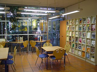 Sala de lectura de la biblioteca del instituto.