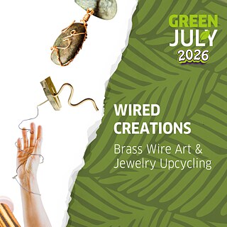 Werbegrafik für den Workshop „Wired Creations“. Auf weißem Hintergrund sind mit Messingdraht umwickelte Steine, eine Hand mit feinem Draht sowie eine Zange zum Biegen von Draht abgebildet. Rechts stehen der Veranstaltungstitel „Wired Creations“, der Untertitel „Brass Wire Art & Jewelry Upcycling“ und das Logo „Green July 2026“. Die Gestaltung thematisiert kreatives Arbeiten mit Draht und die Wiederverwendung von Schmuck und Accessoires. 