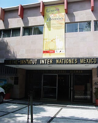 Fachada del instituto con cartel de la 4ta. Semana del Cine Alemán. 