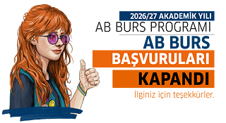 Uzun turuncu saçlı, mor tonlu yuvarlak gözlük takan, koyu renkli bir gömlek ve turkuaz renkli bir yelek giyen, bir elini havaya kaldırıp başparmağını yukarı doğru gösteren bir kişinin illüstrasyonu.