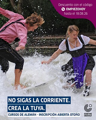 Ein Mann und eine Frau jeweils in bayrischer Tracht auf einem Surfbrett reiten auf künstlichen Wellen in München