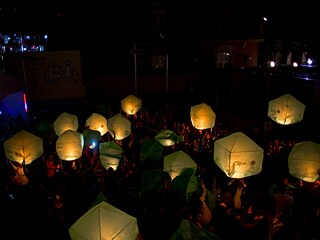 Los globos de Cantoya se elevan en el aire.