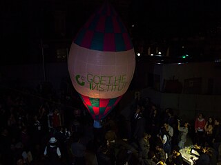 El globo aerostático asciende al cielo