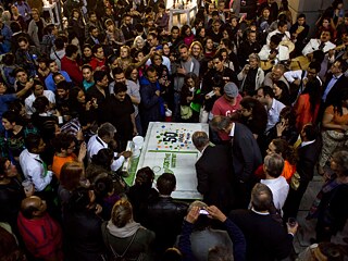 Se inician los festejos, cortando el pastel de aniversario.