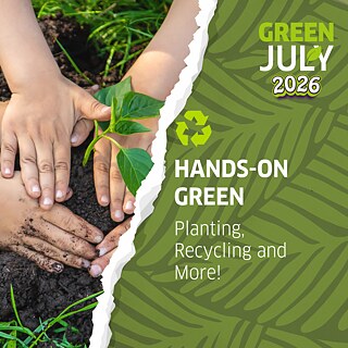 Veranstaltungsgrafik für „Hands-On Green!“. Mehrere Hände pflanzen gemeinsam einen jungen grünen Setzling in die Erde. Rechts stehen der Titel „Hands-On Green!“ und der Untertitel „Planting, Recycling and More!“. Das Motiv steht für gemeinsames Gärtnern, Nachhaltigkeit und Umweltbildung. 