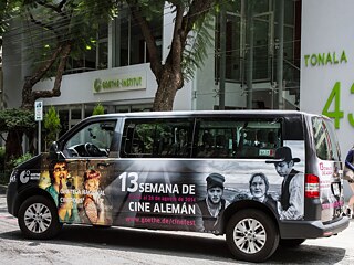  Furgoneta con promoción de la treceava Semana del Festival de Cine Alemán 2014.