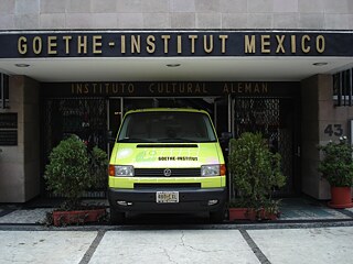Furgoneta estacionada a las afueras del Goethe-Institut Mexiko.