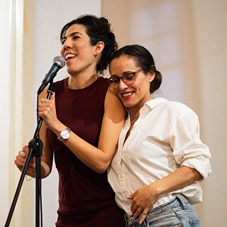 Foto von Sónia Silva und Sandy Braz am Mikrofon
