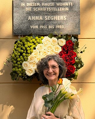 Claudia Cabrera delante de la casa antigua de la autora Anna Seghers