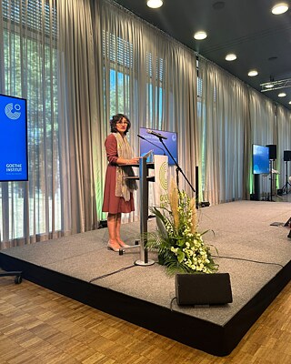 Claudia Cabrera pronunciando un discurso durante la entrega de premios
