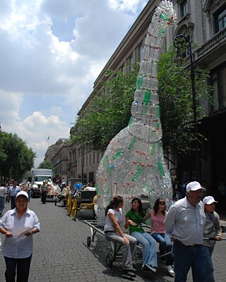 Para llamar la atención sobre la gran cantidad de basura plástica, se construyó en el marco del proyecto un dinosaurio de botellas de plástico.