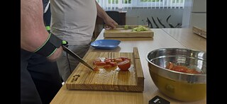 Adaptívna doska na krájanie umožňuje bezpečne pripravovať jedlo jednou rukou alebo s pomocou protézy vďaka zabudovaným prvkom na fixáciu potravín.