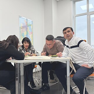O'qituvchilar Toshkentda shahridagi mahorat darsi davomida