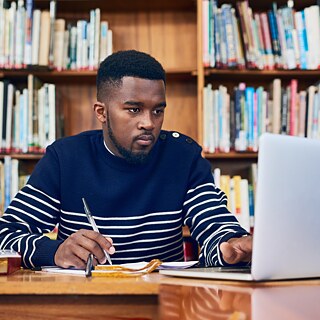 Student analyzing academic German texts during a specialized online German academic reading course for advanced learners with Goethe-Institut USA