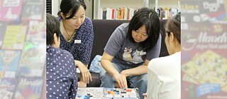 Personen spielen Berttspiele