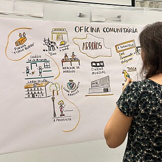 Festival TODOS - Film MEMÓRIAS DE TODOS von Frank Saalfeld (Portugal, 2025) - Eine Person begutachtet ein gezeichnetes Diagramm