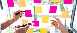 Colorful sticky notes illustrating the Goethe-Institut USA learning method for online German language courses