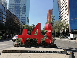 Antimonumento a los 43 estudiantes de la Escuela Normal Rural Raúl Isidro Burgos, en Ayotzinapa, Guerrero, desaparecidos el 26 de septiembre de 2014.