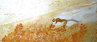 Zu sehen ist eine abstrakte Komposition in hellen Beige-, Weiß- und Ockertönen, die an eine Landschaft oder eine mikroskopische Aufnahme erinnert. Im unteren Bildbereich ziehen sich filigrane, rostrote Pflanzenformen entlang eines schrägen Bandes, während die obere Hälfte von einer hellen, körnig strukturierten Fläche dominiert wird. 