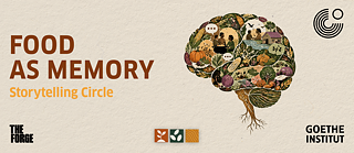 Werbegrafik für „Food as Memory: Storytelling Circle“ mit einer hirnförmigen Illustration aus Szenen zu indigenen Lebensmitteln, Landwirtschaft, gemeinschaftlichem Kochen und Zusammenkünften. Die Darstellung symbolisiert die Verbindung zwischen Essen, Erinnerung und gemeinschaftlichen Traditionen.