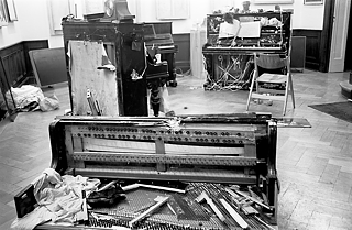 Nam June Paik, „Total Piano“, Ausstellung „Musik – Elektronisches Fernsehen“, Galerie Parnass, Wuppertal, 1963. Sammlung des Nam June Paik Art Center. Foto: Manfred Montwé. Mit freundlicher Genehmigung des Nam June Paik Art Center.