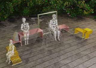 Öffentliche Spielinstallation mit gelben Stahlkonstruktionen und Schaukeln, die von Kindern genutzt wird. Besucher*innen beobachten die Anlage.