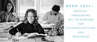 Grafik mit einem Schwarz‑Weiß‑Foto mehrerer Personen an Schreibtischen in einem Unterrichtsraum. Einige schreiben in Hefte oder arbeiten mit geöffneten Büchern. Im unteren Bereich steht der Text: ‚Open Call: Deutsch‑Sprachkurs mit Stipendium für Kulturschaffende aus Bulgarien‘.