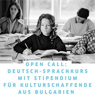 Grafik mit einem Schwarz‑Weiß‑Foto mehrerer Personen an Schreibtischen in einem Unterrichtsraum. Einige schreiben in Hefte oder arbeiten mit geöffneten Büchern. Im unteren Bereich steht der Text: ‚Open Call: Deutsch‑Sprachkurs mit Stipendium für Kulturschaffende aus Bulgarien‘.