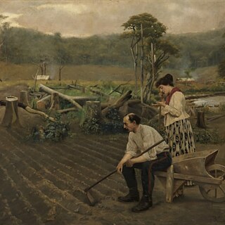 Pintura de Pedro Weingärtner mostra duas pessoas em uma área rural recém-desmatada, ao lado de uma plantação com sulcos na terra; uma delas está sentada segurando uma enxada, enquanto a outra permanece em pé próxima a um carrinho de mão. Ao fundo, aparecem troncos cortados, árvores remanescentes, um curso d’água e colinas cobertas por vegetação, compondo uma paisagem agrícola