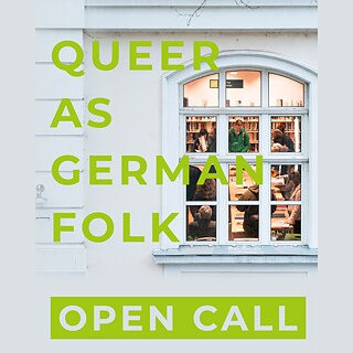 Grafik mit dem Text ‚Queer as German Folk – Open Call‘ in heller grüner Typografie. Im Hintergrund ist die Außenansicht eines Gebäudes mit einem großen Fenster zu sehen. Durch das Fenster blickt man in einen beleuchteten Raum mit Bücherregalen, Tischen und mehreren Personen.