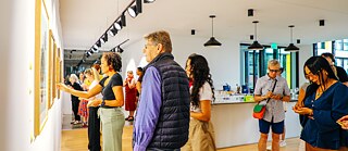 Aufnahme von Ausstellungsbesuchenden am Goethe-Institut Washington im Rahmen der Ausstellung von Rose Jaffe. 