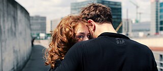 Foto de dos personas que se abrazan.