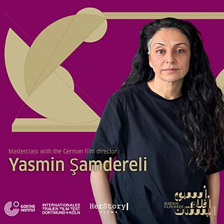 Ankündigungsbanner auf violettem Hintergrund für eine Masterclass mit der deutschen Regisseurin Yasmin Şamdereli im Rahmen der Bustan Film Week, das ihr Porträt rechts und verschiedene Veranstalterlogos unten zeigt.