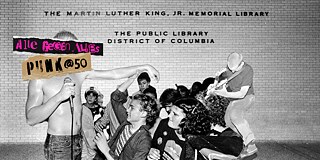 Eine Collage von Punk-Künstler*innen vor einer schwarz-weißen Backsteinwand mit der Aufschrift „The Martin Luther King Jr. Memorial Library“ und darunter „The Public Library District of Columbia“.
