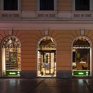 Fassade und die Schaufenster des Goethe-Instituts Belgrad in der Knez-Mihailova-Straße am Abend.