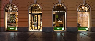 Fassade und die Schaufenster des Goethe-Instituts Belgrad in der Knez-Mihailova-Straße am Abend.