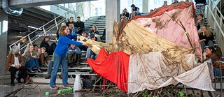 En gruppe mennesker ved et møde i kulturcentret Thoravej 29.