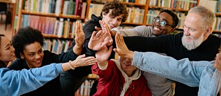 Um grupo de alunos de alemão numa biblioteca