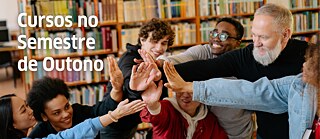 Copilot said:  Foto einer Gruppe von Menschen in einer Bibliothek oder einem Lernraum, die ihre Hände in der Mitte als Zeichen der Zusammenarbeit zusammenlegen. Links steht der Text: „Kurse im Herbstsemester“