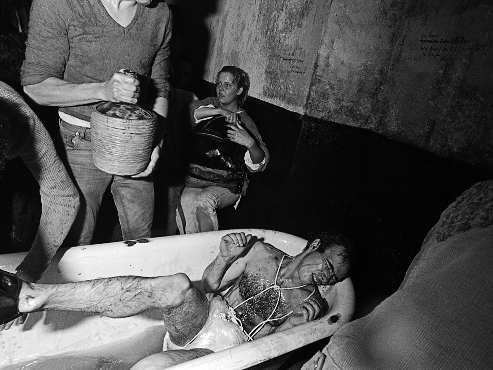 Wassermusik was the only performance Die Tödliche Doris and Einstürzende Neubauten ever did together. Lying in the bath is N.U. Unruh (Einstürzende Neubauten). In the audience, holding onto her handbag, is Margarita Broich (actress), Risiko, Westberlin