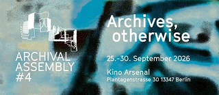 Veranstaltungsplakat der Archival Assembly #4 mit dem Titel „Archives, otherwise“ vor einem abstrakten blau getönten Hintergrund.