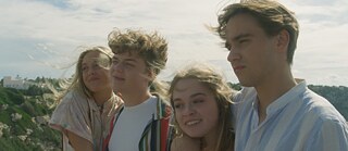Vier Jugendliche auf ihrer Reise nach Lissabon in einer Szene aus dem Film „Morgen irgendwo am Meer“.