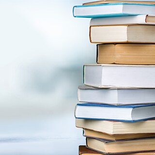 Rechts im Bild ist ein Stapel Bücher zu sehen