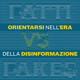 Vor einem blauen, an einen Algorithmus erinnernden Hintergrund sind die Worte FATTI VS FAKES zu sehen, dazu in Gelb ORIENTARSI NELL'ERA DELLA DISINFORMAZIONE.