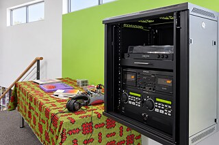 Sonic Library des Goethe-Instituts Johannesburg mit Audiotechnik, Plattenspieler und Kassettendecks sowie Kopfhörern, Mischpult und Tonaufnahmen.