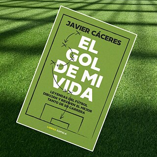 Portada del libro El gol de mi vida colocada sobre césped sintético verde. La portada, de color verde, muestra el título en letras blancas grandes y dibujos de flechas y jugadas de fútbol. En la parte superior aparece el nombre del autor, Javier Cáceres.