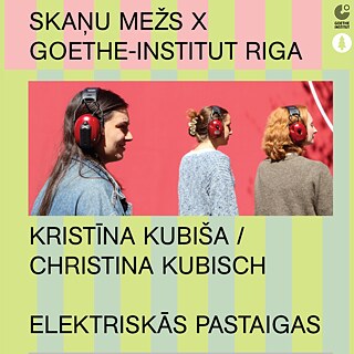 Pasākuma grafika Kristīnas Kubišas projektam „Electrical Walks“. Trīs cilvēki ar sarkanām austiņām stāv pie spilgti rozā sienas. Grafikas dizainā izmantoti gaiši zaļi un rozā toņi, kā arī teksti „Skaņu Mežs x Goethe-Institut Riga“, „Kristīna Kubiša / Christina Kubisch“ un „Elektriskās pastaigas“.