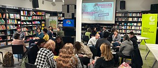 Teilnehmende einer Veranstaltung sitzen in kleinen Gruppen in der Bibliothek des Goethe-Instituts und diskutieren im Rahmen der Veranstaltung „Zuhören“.