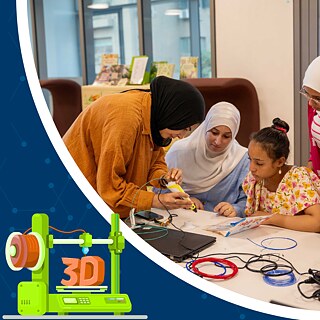 ورشة عمل حول الطباعة ثلاثية الأبعاد والتعلم الرقمي: يعمل عدة مشاركين معًا على مشروع باستخدام قلم طباعة ثلاثي الأبعاد، بينما يظهر على الجانب الأيسر رسم توضيحي لطابعة ثلاثية الأبعاد.