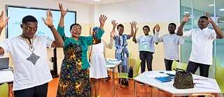 un groupe d'apprenants d'allemand joyeux dans une salle de classe
